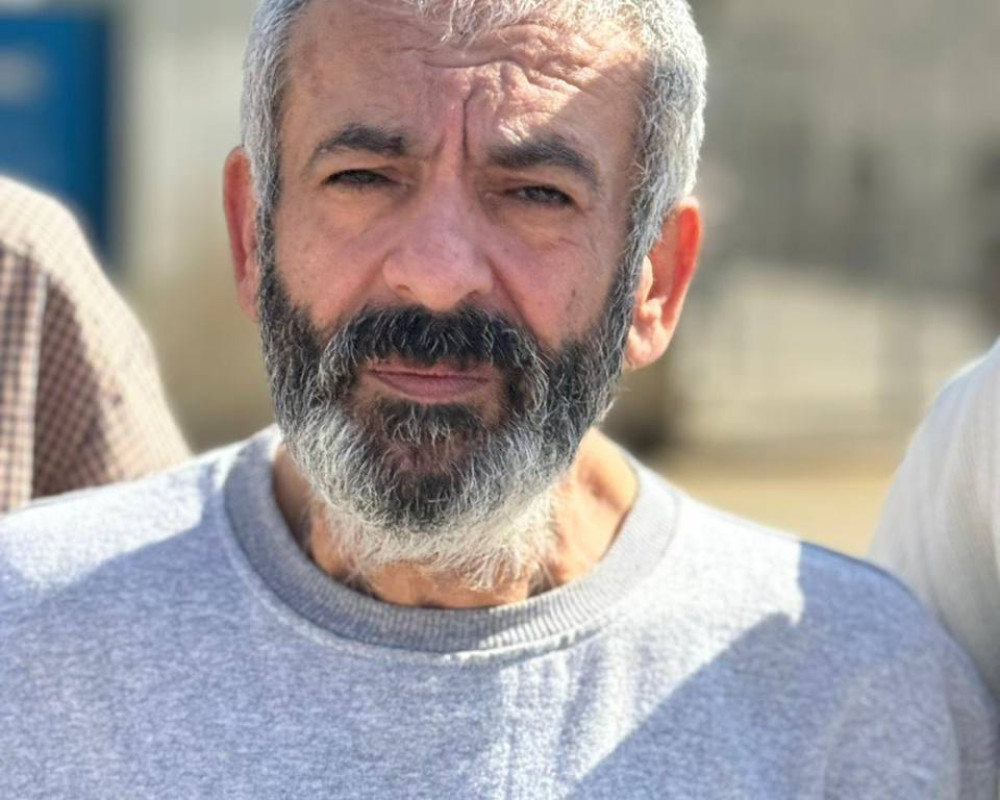 الإفراج عن الصحفي علي السمودي بهيئة صادمة بعد عام من الاعتقال