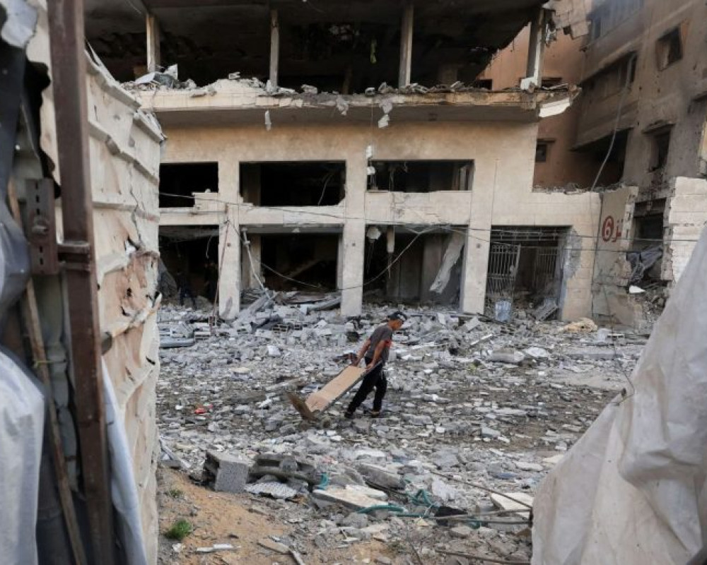 غزة : فلسطينيون يتفقدون مكان غارة تدعي إسرائيل اغتيال الحداد فيها
