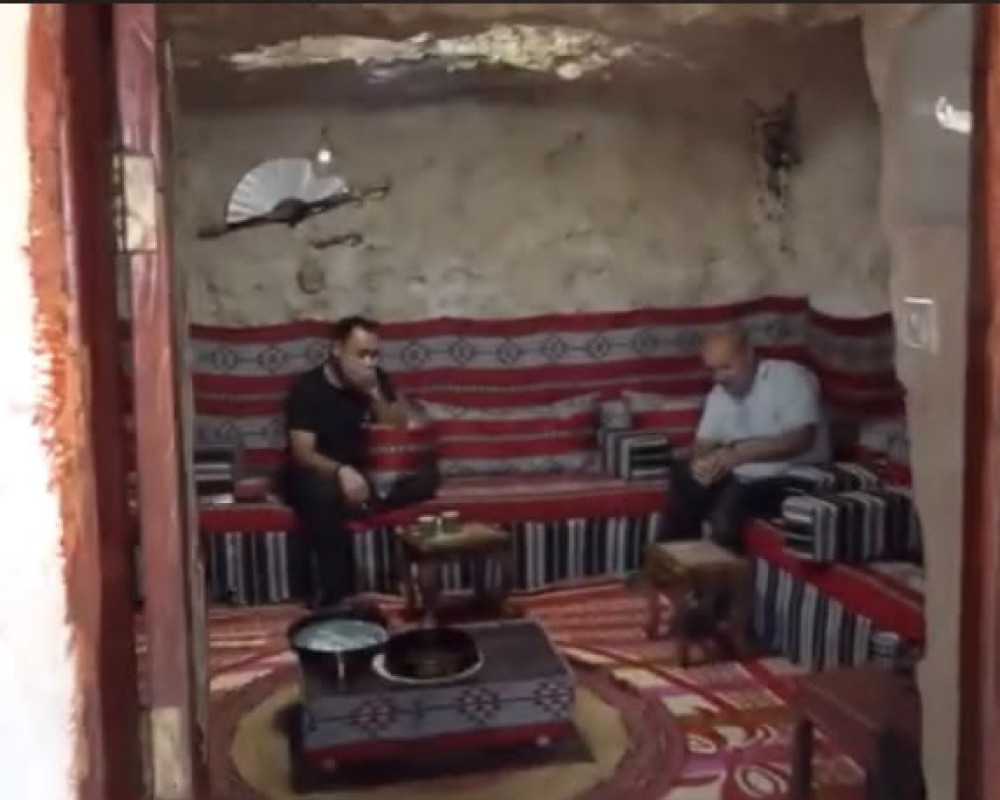 فيديو PNN:  من بيتٍ إلى كهف.. حكاية مأمون وعائلته مع حياة مختلفة في مسافر يطا