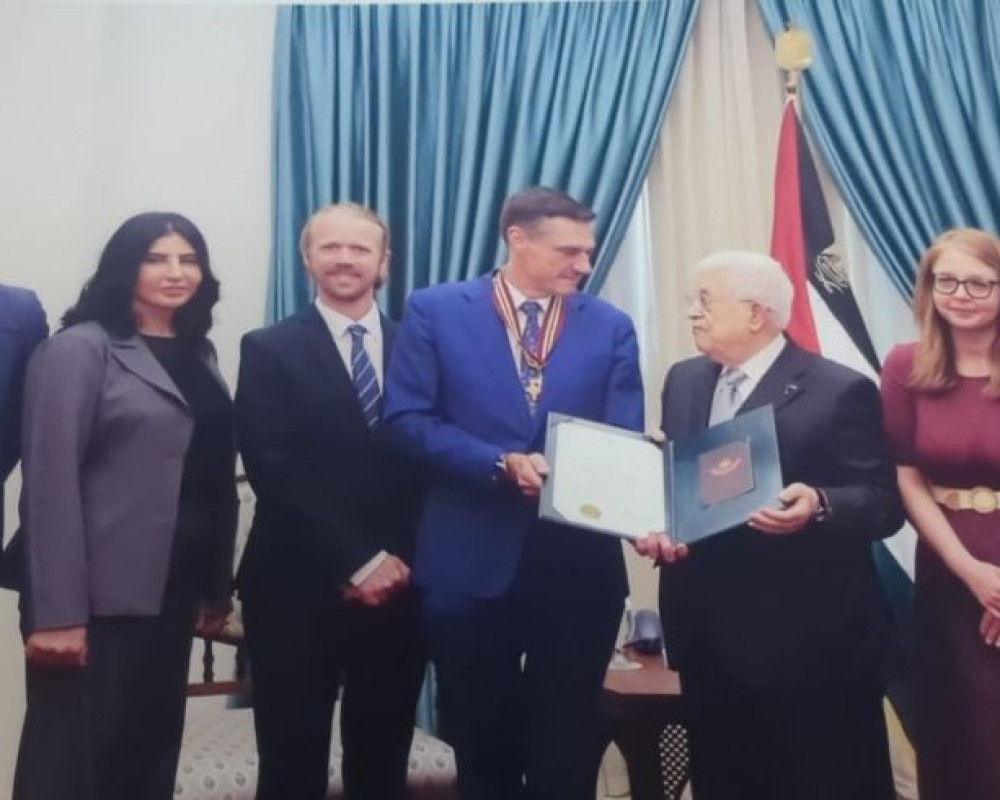 الرئيس يقلد ممثل الاتحاد الأوروبي لدى فلسطين نجمة القدس من وسام القدس