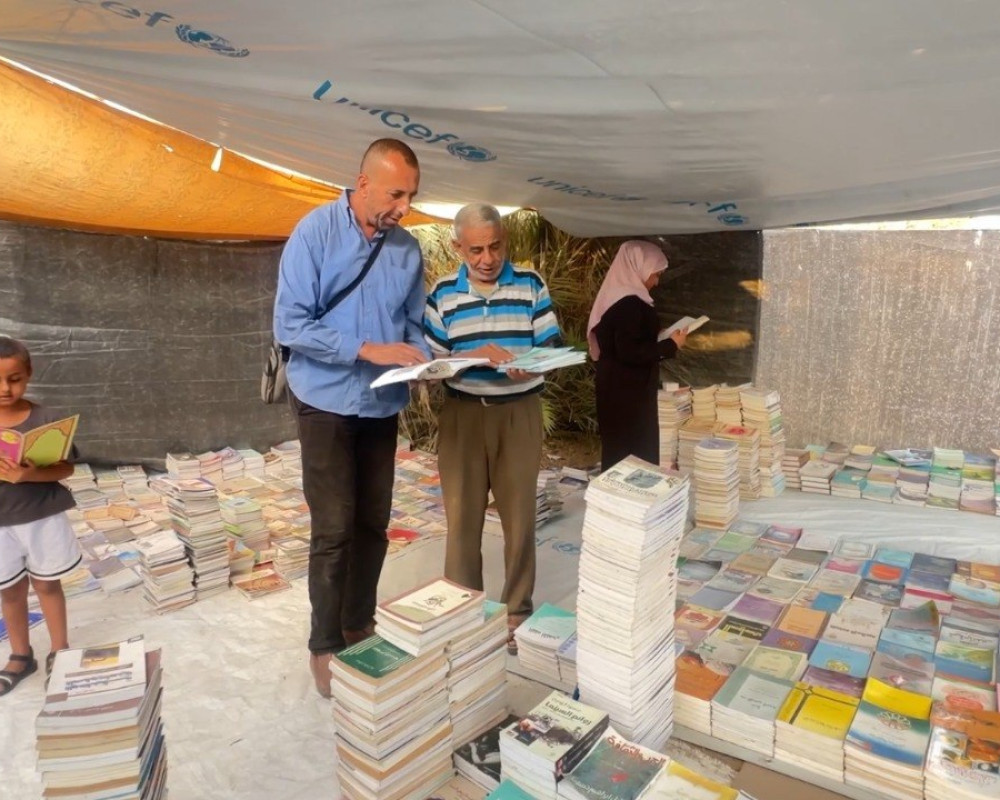 كتبٌ نجت من الحرب.. مكتبة من بيت لاهيا تواصل نشر المعرفة في دير البلح