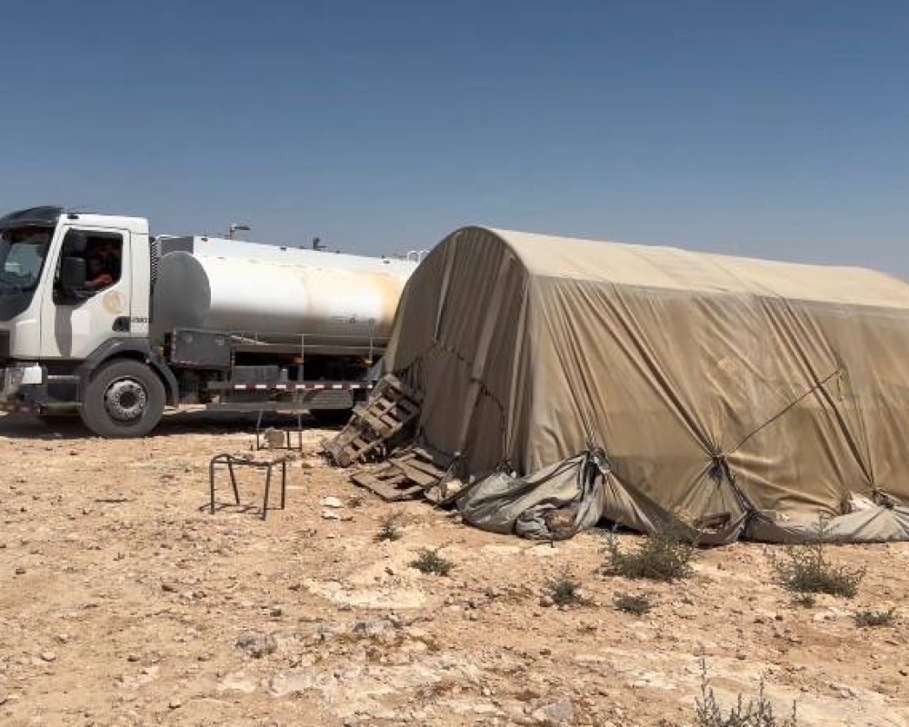 بين خطر المستوطنين وحاجة الأهالي.. صهاريج المياه تواصل الوصول إلى مسافر يطا