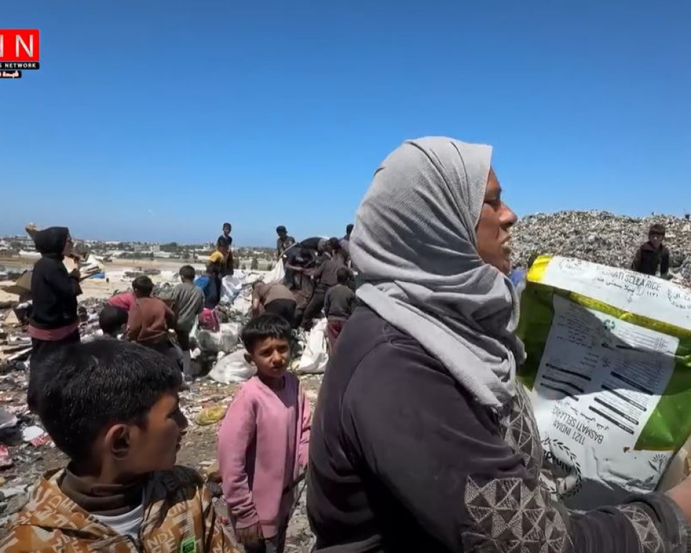 بين الخيام ومكبات النفايات.. نازحون في غزة يواجهون خطر المرض وسط أكوام القمامة شاهد PNN فيديو
