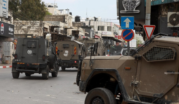 الاحتلال يعتقل مواطنًا ويدمر محتويات محا...