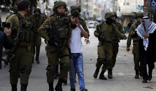 الاحتلال يعتقل ثلاثة شبان ويدمر محتويات ...