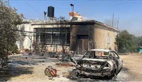 مستعمرون يحرقون مركبتين في صوريف شمال غر...