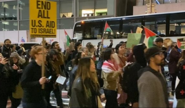 أكثر من 300 كاتب وناشط يقاطعون 