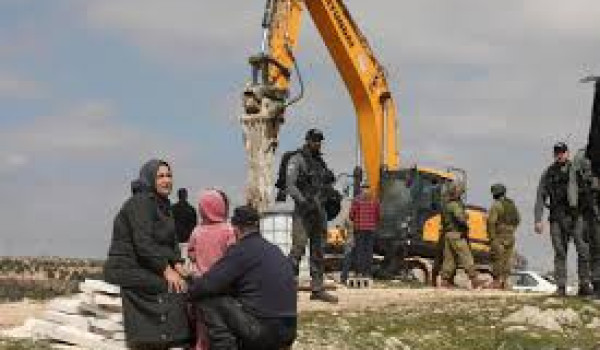 الاحتلال يعتقل مواطنا ونجله والمستعمرون ...