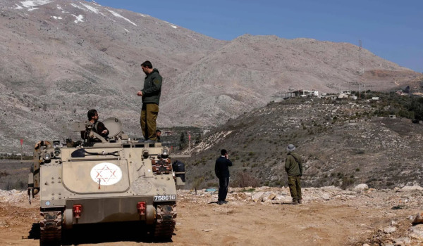 القوات الإسرائيلية تقوم بتجريف أراض في ر...