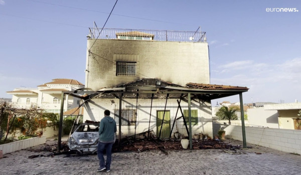 مستعمرون يضرمون النار في منزل بقرية أبو ...