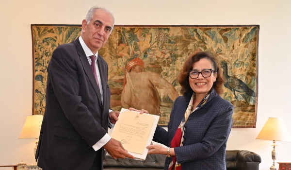 السفير مروان البوريني يقدم نسخة من أوراق...