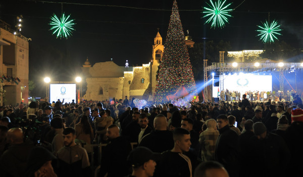 قومي استَنيري، لأنَّهُ قد جاءَ نورُكِ......