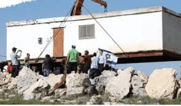 مستعمرون ينصبون بيوتا متنقلة شرق رام الل...