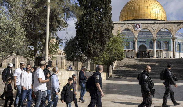 مستعمرون يقتحمون الأقصى...
