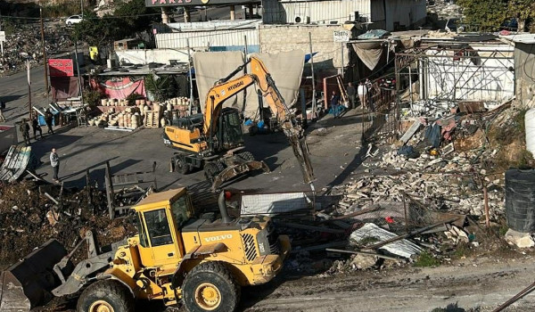 الاحتلال يهدم 