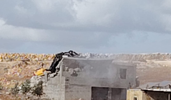 الاحتلال يهدم ثلاثة منازل مأهولة في تجمع...