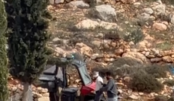 مستعمرون يختطفون مزارعا بعد الاعتداء علي...