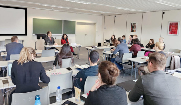 السفيرة جادو تلقي محاضرة في الأكاديمية ا...