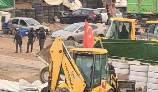 الاحتلال يهدم موقف سيارات وغرفة متنقلة ب...