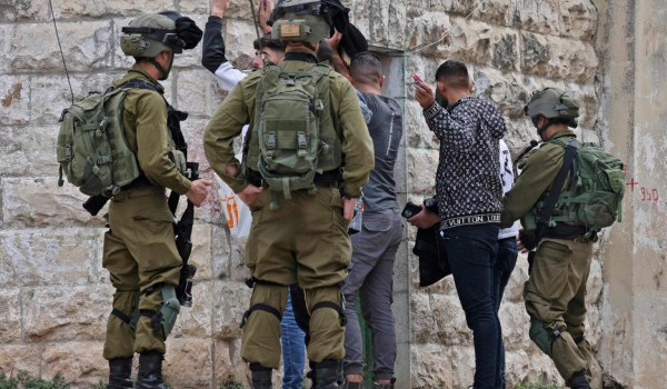 الاحتلال يعتقل 43 مواطناً ويحتجز العشرات...