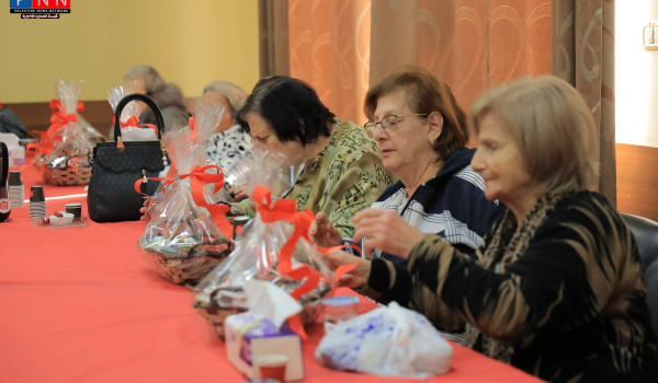 هدايا ومكرمة من الرئيس عباس للمسنين في ج...