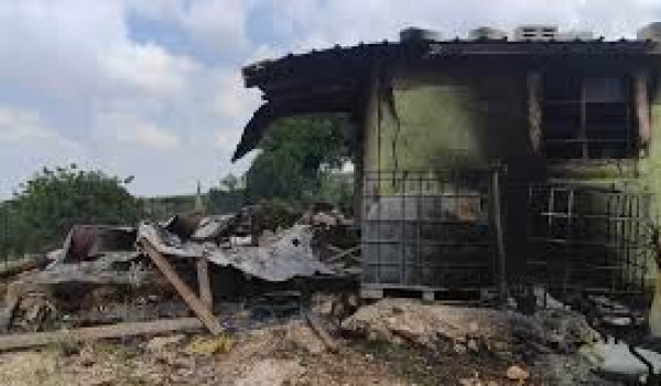 مستعمرون يخربون غرفة زراعية في كفر الديك...