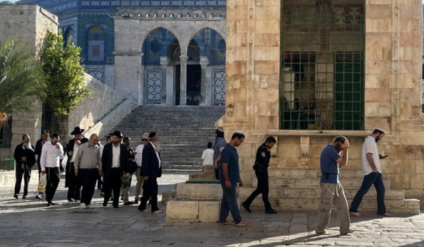 حاخام يثبت لفافة توراة محرفة على باب الق...