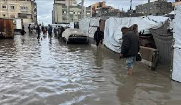 انهيار منزل وغرق مخيمات في غزة جراء المن...