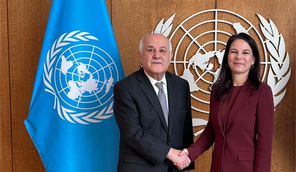 مندوب فلسطين يبحث مع رئيسة الجمعية العام...