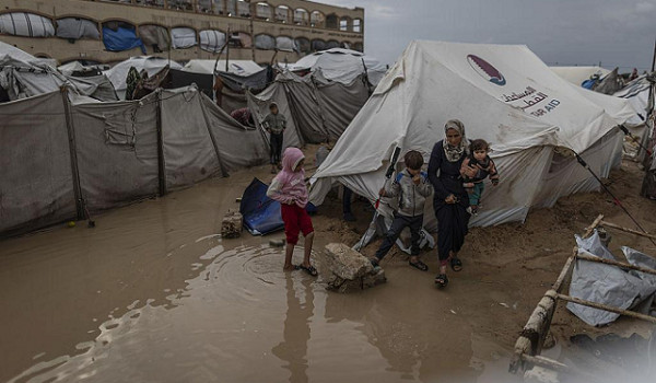 غزة: تضرر وغرق 53 ألف خيمة جراء المنخفض...