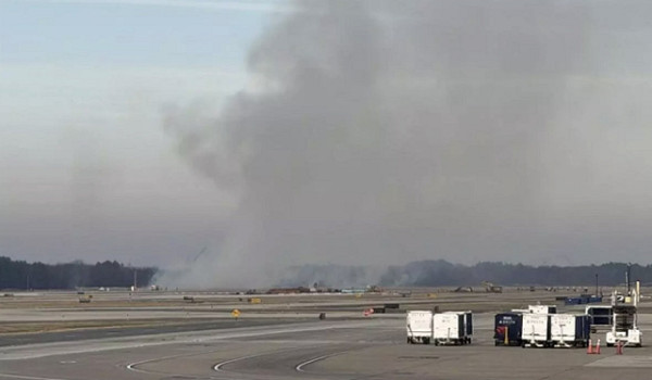 حريق على أطراف مدرج مطار واشنطن بسبب عطل...