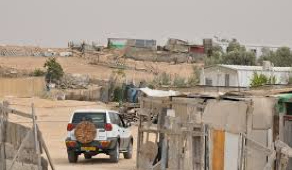 الاحتلال يعتقل شابين ويحتجز آخرين عقب اق...