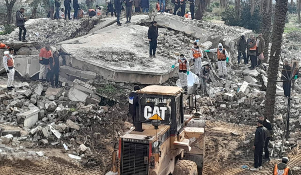 الدفاع المدني يبدأ انتشال الشهداء من تحت...