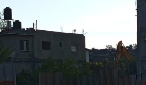 الاحتلال يهدم منزلاً في دير قديس غرب رام...