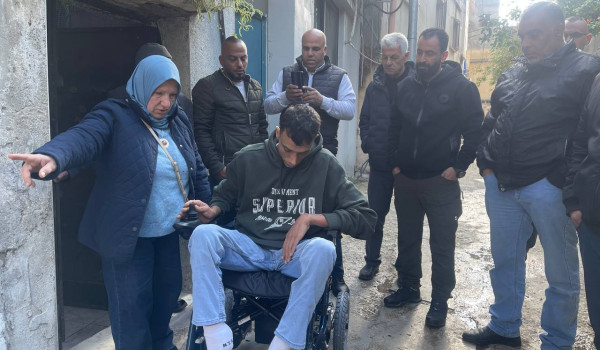 اللواء الفارس تقدم كرسي كهربائي للاسير ا...