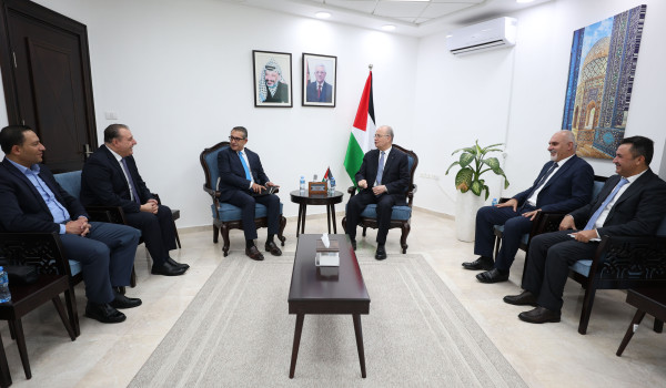 رئيس الوزراء يلتقي مدير عام الشركة الأرد...