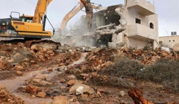 الاحتلال يهدم منشأة سكنية ويعتدي على رئي...