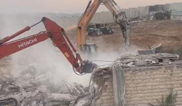 الاحتلال يهدم مغسلة في قرية جيت شرق قلقي...