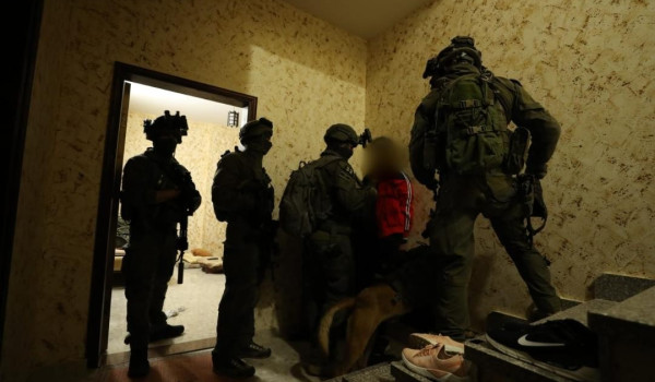 قوات الاحتلال تعتقل خمسة مواطنين عقب الا...