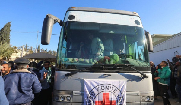 وصول 6 أسرى فلسطينيين محررين إلى مستشفى ...