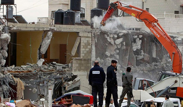 الاحتلال يهدم بناية سكنية في حي راس العا...