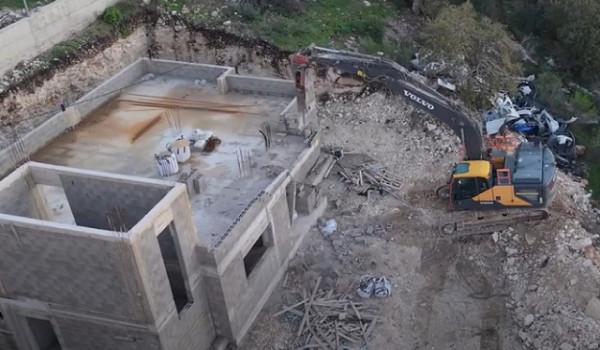 هدم منزل قيد الإنشاء في كفر قرع...