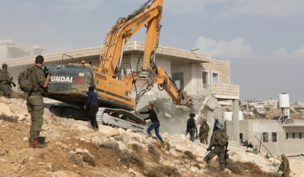 الاحتلال يُخطر بهدم ستة منازل قيد الإنشا...