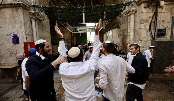 دائرة شؤون القدس تدين اقتحام مستوطنين لل...