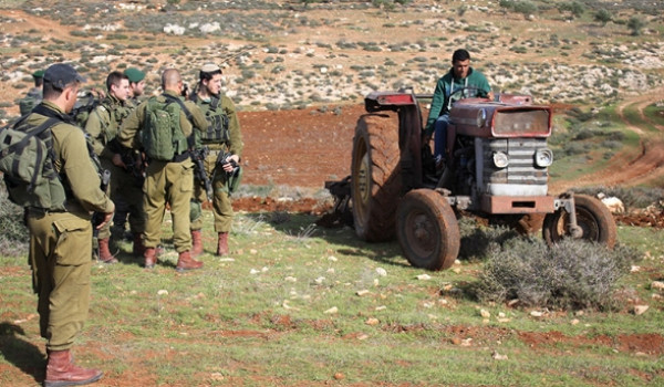 مستوطنون يحرثون أراضٍ في عقربا وخربة يان...