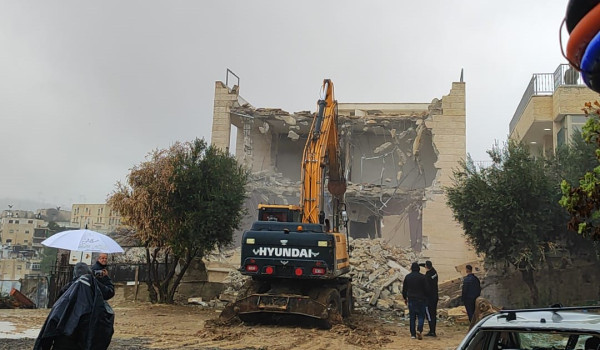 الاحتلال يهدم منزلين في جبل المكبر شرق ا...