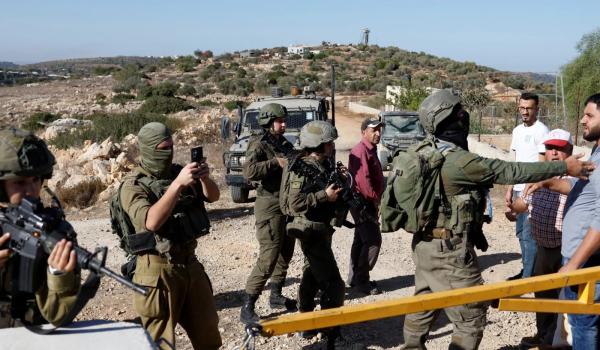 الاحتلال يحتجز مواطنين قرب دير بلوط غرب ...