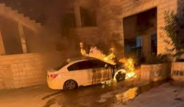 الاحتلال يعتقل مواطنا ومستعمرون يحرقون م...