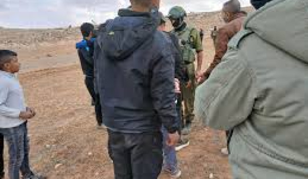 قوات الاحتلال تعرقل وصول المعلمين والتلا...