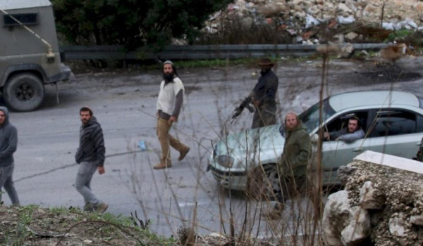 مستعمرون يغلقون الطريق الواصل بين تجمع خ...